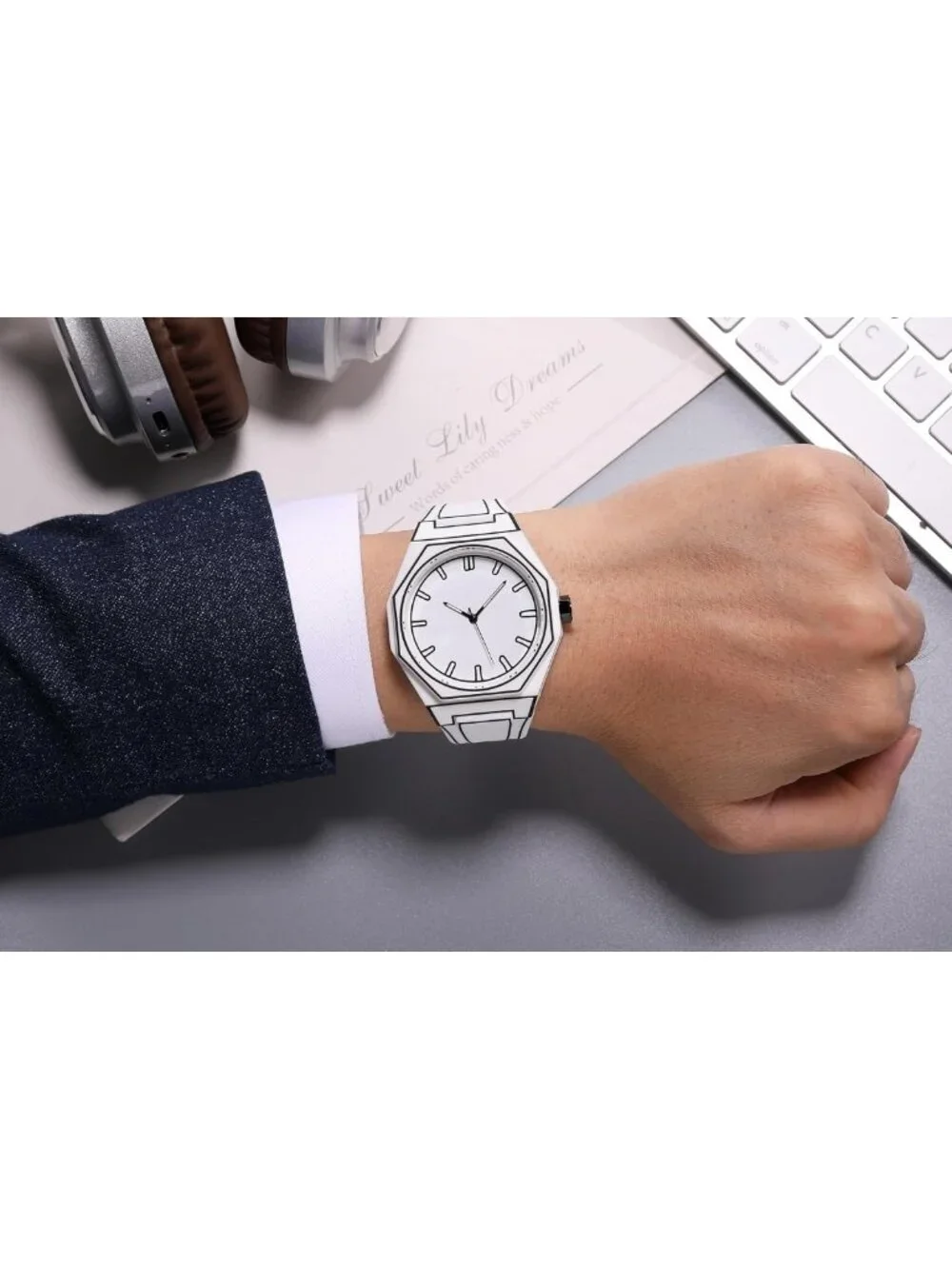 Stylish Minimalist Black & White Anime Sketch Sports Watch - Quartz Fashion